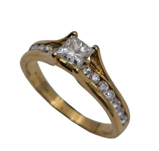 Ladies 18ct Yellow Gold Princess Cut 0.7 TW Diamond Ring